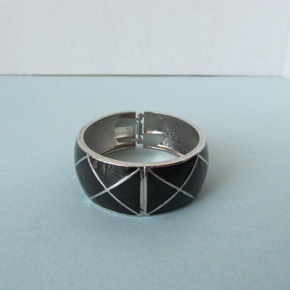 Vintage Black Enamel Silver Tone Metal Hinged Oval Bangle Jewelry Bracelet - Picture 5 of 8